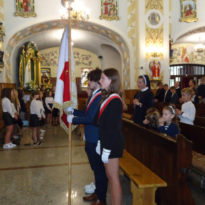 Poczet sztandarowy szkoły, w tle dzieci z scholii. Msza święta na rozpoczęcie roku szkolnego. Kliknięcie na zdjęcie spowoduje jego powiększenie do oryginalnego rozmiaru.