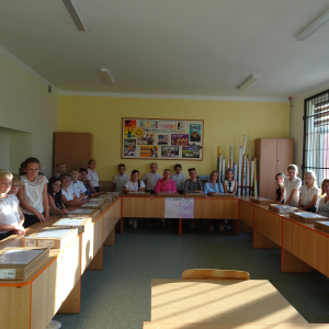 Duża grupa rodziców i uczniów klasy czwartej, zgromadzonych w sali szkolnej podczas przekazania laptopów uczniom. Kliknięcie na zdjęcie spowoduje jego powiększenie do oryginalnego rozmiaru.