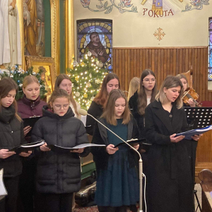 Schola dziewczęca w kościele podczas śpiewu kolęd. Kliknięcie w zdjęcie spowoduje powiększenie do oryginalnego rozmiaru.