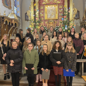 Schola dziewczęca z opiekunem w kościele przed ołtarzem Matki Bożej. Kliknięcie w zdjęcie spowoduje powiększenie do oryginalnego rozmiaru.