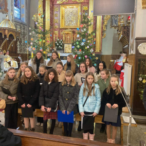 Schola dziewczęca w kościele podczas śpiewu kolęd. Kliknięcie w zdjęcie spowoduje powiększenie do oryginalnego rozmiaru.