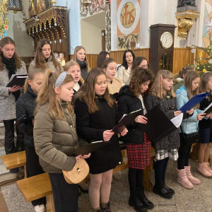 Schola dziewczęca w kościele podczas śpiewu kolęd. Kliknięcie w zdjęcie spowoduje powiększenie do oryginalnego rozmiaru.