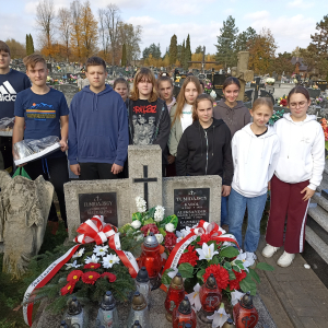 Grupa uczniów z kl.8 i 7 na Cmentarz Parafialny w Radłowie, gdzie upamiętniliśmy Aleksandra  i Kazimierza Tumidajskich.  Kliknięcie w zdjęcie spowoduje powiększenie do oryginalnego rozmiaru.