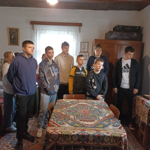 Grupa uczniów z kl.8 podczas zwiedzania Muzeum Wincentego Witosa w Wierzchosławicach. Kliknięcie w zdjęcie spowoduje powiększenie do oryginalnego rozmiaru.