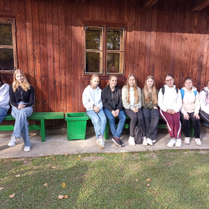 Grupa uczniów z kl.8 i 7 przed budynkiem Muzeum Wincentego Witosa w Wierzchosławicach. Kliknięcie w zdjęcie spowoduje powiększenie do oryginalnego rozmiaru.