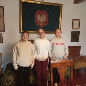 Grupa uczennic podczas zwiedzania Muzeum Wincentego Witosa w Wierzchosławicach. Kliknięcie w zdjęcie spowoduje powiększenie do oryginalnego rozmiaru.