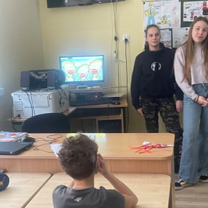 Uczennice klasy 8, które  przygotowały i przeprowadziły specjalne zajęcia dla swoich młodszych kolegów i koleżanek z klas 1-4 z zagadnień związanych z bezpieczeństwem w internecie. Kliknięcie w zdjęcie spowoduje powiększenie do oryginalnego rozmiaru.
