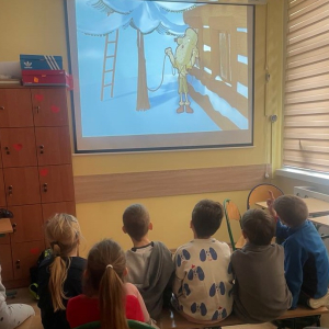 Dzieci z kl.1 na  zajęciach związanych z bezpieczeństwem w Internecie. Kliknięcie w zdjęcie spowoduje powiększenie do oryginalnego rozmiaru.