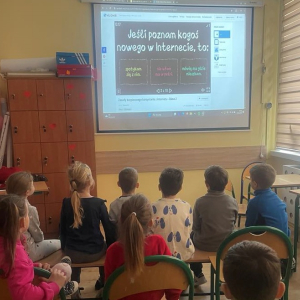 Dzieci z kl.1 na  zajęciach związanych z bezpieczeństwem w Internecie. Kliknięcie w zdjęcie spowoduje powiększenie do oryginalnego rozmiaru.