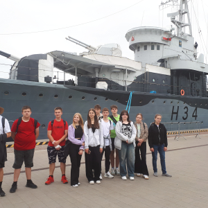 Grupa uczniów przed okrętem ORP Błyskawica. Kliknięcie w zdjęcie spowoduje powiększenie do oryginalnego rozmiaru.