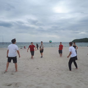 Grupa uczniów na plaży podczas odbijania piłki. Kliknięcie w zdjęcie spowoduje powiększenie do oryginalnego rozmiaru.