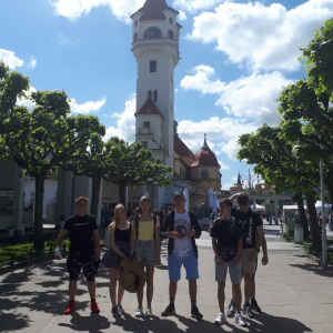 Grupa uczniów przed latarnią morską. Kliknięcie w zdjęcie spowoduje powiększenie do oryginalnego rozmiaru.