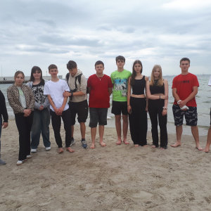 Grupa uczniów na plaży. Kliknięcie w zdjęcie spowoduje powiększenie do oryginalnego rozmiaru.