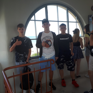 Kilkoro uczniów na latarni morskiej. Kliknięcie w zdjęcie spowoduje powiększenie do oryginalnego rozmiaru.