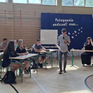Przedstawienie klasy ósmej. Kliknięcie w zdjęcie spowoduje powiększenie do oryginalnego rozmiaru.