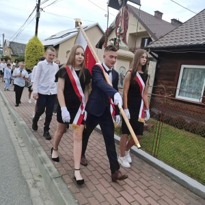 Poczet sztandarowy w drodze do kościoła. Kliknięcie w zdjęcie spowoduje powiększenie do oryginalnego rozmiaru.