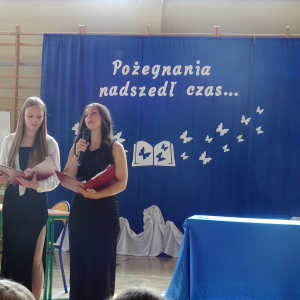 Dwie uczennice klasy siódmej podczas akademii. Kliknięcie w zdjęcie spowoduje powiększenie do oryginalnego rozmiaru.