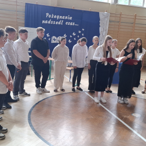 Uczniowie klasy siódmej w czasie przedstawienia. Kliknięcie w zdjęcie spowoduje powiększenie do oryginalnego rozmiaru.