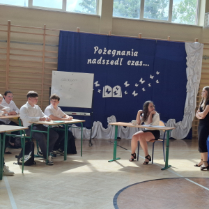 Przedstawienie klasy siódmej. Kliknięcie w zdjęcie spowoduje powiększenie do oryginalnego rozmiaru.