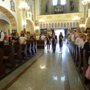 Poczet sztandarowy wchodzi do kościoła. Kliknięcie w zdjęcie spowoduje powiększenie do oryginalnego rozmiaru.