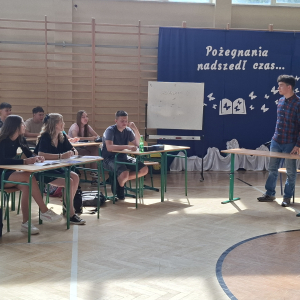 Przedstawienie klasy ósmej. Kliknięcie w zdjęcie spowoduje powiększenie do oryginalnego rozmiaru.