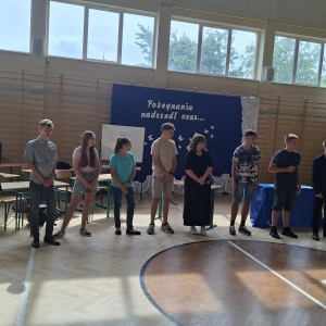 Uczniowie klasy ósmej podczas przedstawienia. Kliknięcie w zdjęcie spowoduje powiększenie do oryginalnego rozmiaru.