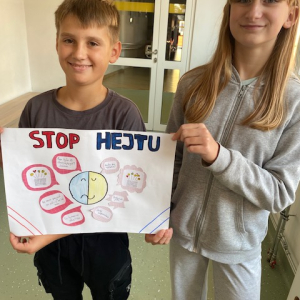 Dwoje uczniów trzyma plakat. Kliknięcie w zdjęcie spowoduje powiększenie do oryginalnego rozmiaru.