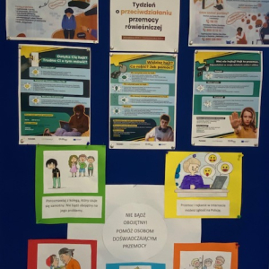 Gazetka informacyjna na korytarzu szkolnym. Kliknięcie w zdjęcie spowoduje powiększenie do oryginalnego rozmiaru.