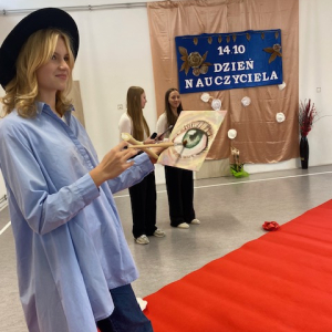 Uczennica w roli malarza podczas występu. Kliknięcie w zdjęcie spowoduje powiększenie do oryginalnego rozmiaru.