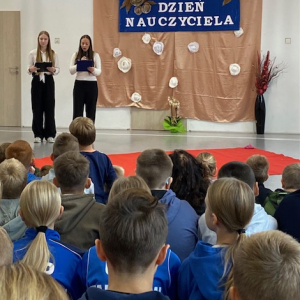 Dwie uczennice podczas akademii. Kliknięcie w zdjęcie spowoduje powiększenie do oryginalnego rozmiaru.