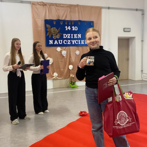 Uczennica w roli nauczycielki. Kliknięcie w zdjęcie spowoduje powiększenie do oryginalnego rozmiaru.