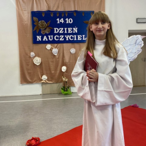 Uczennica przebrana za anioła. Kliknięcie w zdjęcie spowoduje powiększenie do oryginalnego rozmiaru.