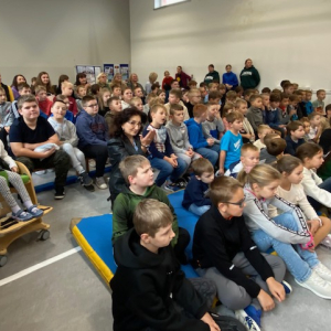 Duża grupa uczniów różnych klas ogląda występ. Kliknięcie w zdjęcie spowoduje powiększenie do oryginalnego rozmiaru.