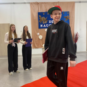 Chłopiec i dwie dziewczynki podczas występu. Kliknięcie w zdjęcie spowoduje powiększenie do oryginalnego rozmiaru.