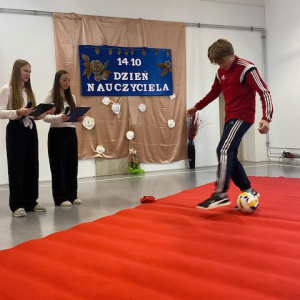 Chłopiec i dwie dziewczynki podczas występu. Kliknięcie w zdjęcie spowoduje powiększenie do oryginalnego rozmiaru.