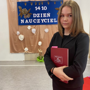 Uczennica w roli nauczycielki. Kliknięcie w zdjęcie spowoduje powiększenie do oryginalnego rozmiaru.