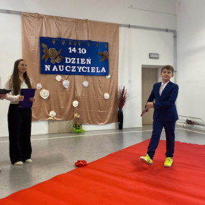 Uczeń w roli nauczyciela. Kliknięcie w zdjęcie spowoduje powiększenie do oryginalnego rozmiaru.