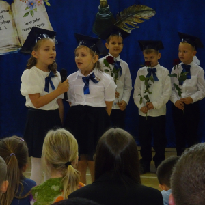 Dwie uczennice składają podziękowania rodzicom. Kliknięcie w zdjęcie spowoduje powiększenie do oryginalnego rozmiaru.