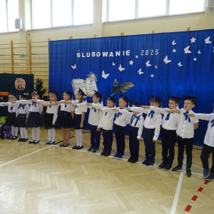 Uczniowie klasy pierwszej z wyciągniętymi rękoma ślubują na sztandar. Kliknięcie w zdjęcie spowoduje powiększenie do oryginalnego rozmiaru.