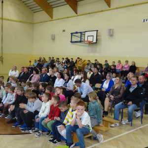 Duża grupa uczniów, rodziców i gości na widowni. Kliknięcie w zdjęcie spowoduje powiększenie do oryginalnego rozmiaru.