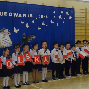 Uczniowie klasy pierwszej podczas występu. Kliknięcie w zdjęcie spowoduje powiększenie do oryginalnego rozmiaru.