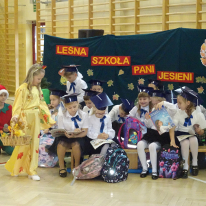 Uczniowie klasy pierwszej podczas występu. Kliknięcie w zdjęcie spowoduje powiększenie do oryginalnego rozmiaru.