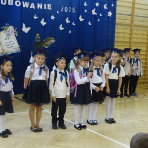 Uczniowie klasy pierwszej podczas występu. Kliknięcie w zdjęcie spowoduje powiększenie do oryginalnego rozmiaru.
