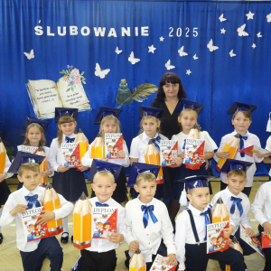 Uczniowie klasy pierwszej z wychowawczynią. Kliknięcie w zdjęcie spowoduje powiększenie do oryginalnego rozmiaru.