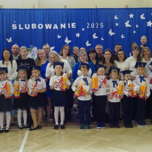 Uczniowie klasy pierwszej z rodzicami, wychowawczynią, panem dyrektorem i gośćmi. Kliknięcie w zdjęcie spowoduje powiększenie do oryginalnego rozmiaru.