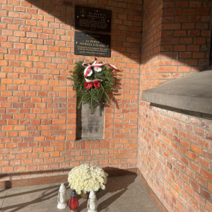 Cmentarz parafialny groby nauczycieli, którzy w tej szkole uczyli i miejsca pamięci narodowej . Kliknięcie w zdjęcie spowoduje powiększenie do oryginalnego rozmiaru.