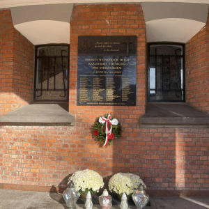 Cmentarz parafialny groby nauczycieli, którzy w tej szkole uczyli i miejsca pamięci narodowej . Kliknięcie w zdjęcie spowoduje powiększenie do oryginalnego rozmiaru.