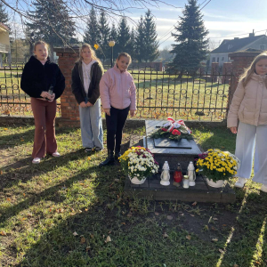 Cmentarz parafialny groby nauczycieli, którzy w tej szkole uczyli i miejsca pamięci narodowej . Kliknięcie w zdjęcie spowoduje powiększenie do oryginalnego rozmiaru.