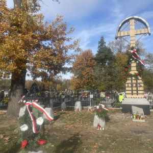 Cmentarz parafialny  mogiły żołnierskie z czasów I wojny światowej. Kliknięcie w zdjęcie spowoduje powiększenie do oryginalnego rozmiaru.