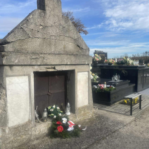 Cmentarz parafialny groby nauczycieli, którzy w tej szkole uczyli i miejsca pamięci narodowej . Kliknięcie w zdjęcie spowoduje powiększenie do oryginalnego rozmiaru.